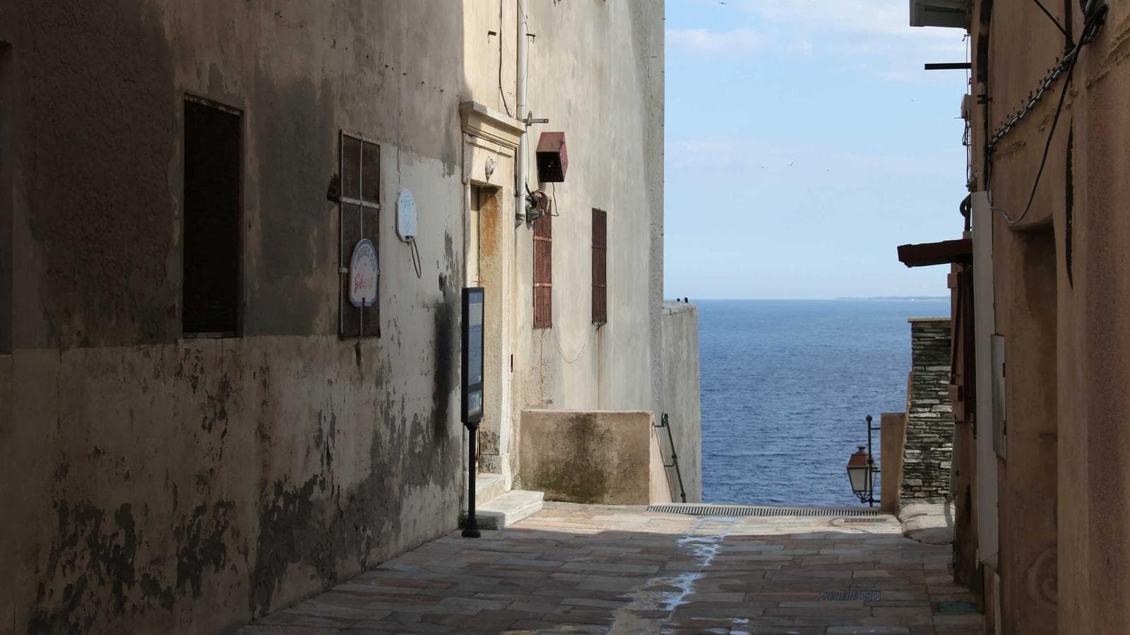 من سحب 50 يورو دفعتُ 7 يورو رسوماً - دليلك لتجنب فخاخ البنوك الألمانية