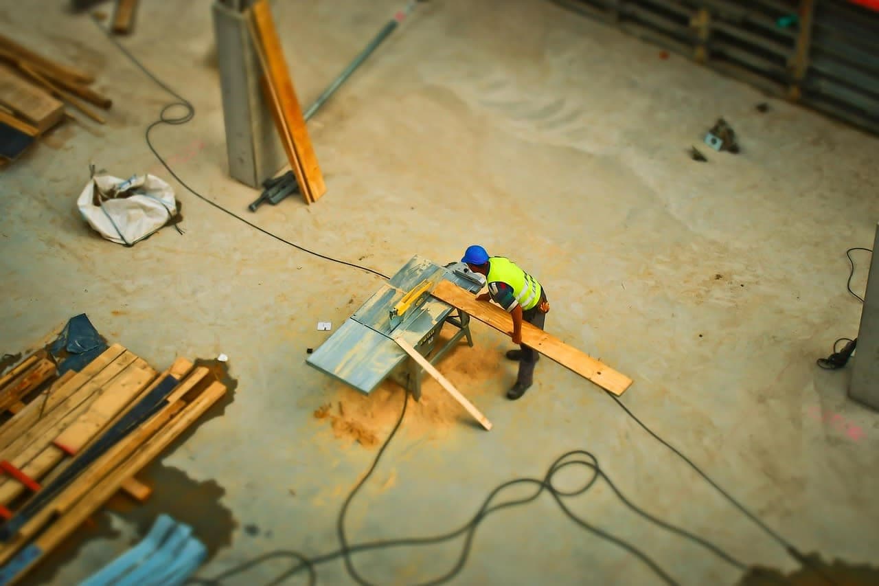 في قطاعات التنظيف والأمن والبناء، تعرفة القطاع غالبًا أعلى من الحدّ الأدنى للأجور cleaning worker in office building Germany morning shift