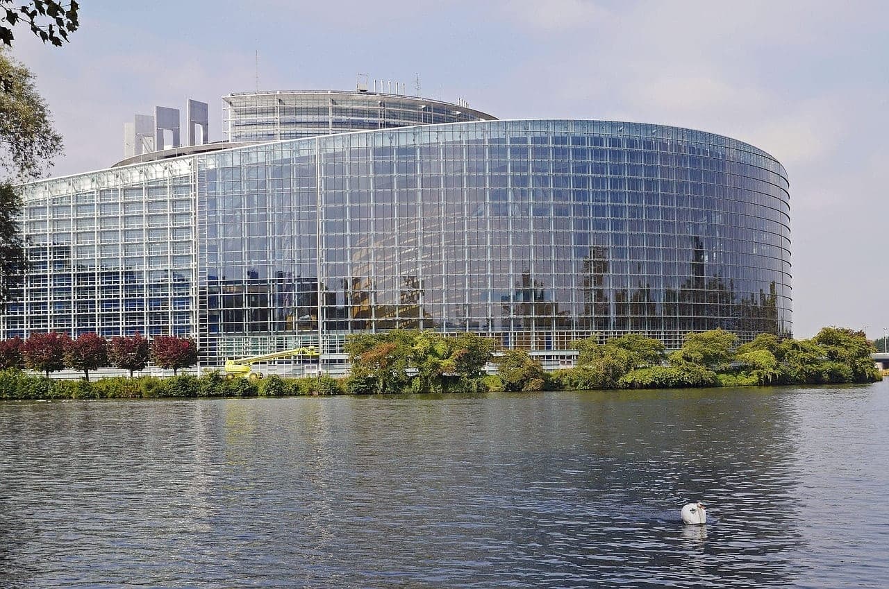 Das EU-Parlament stimmt am 28. April 2026 ueber eine einheitliche Definition von Vergewaltigung ab European Parliament Strasbourg plenary chamber wide shot