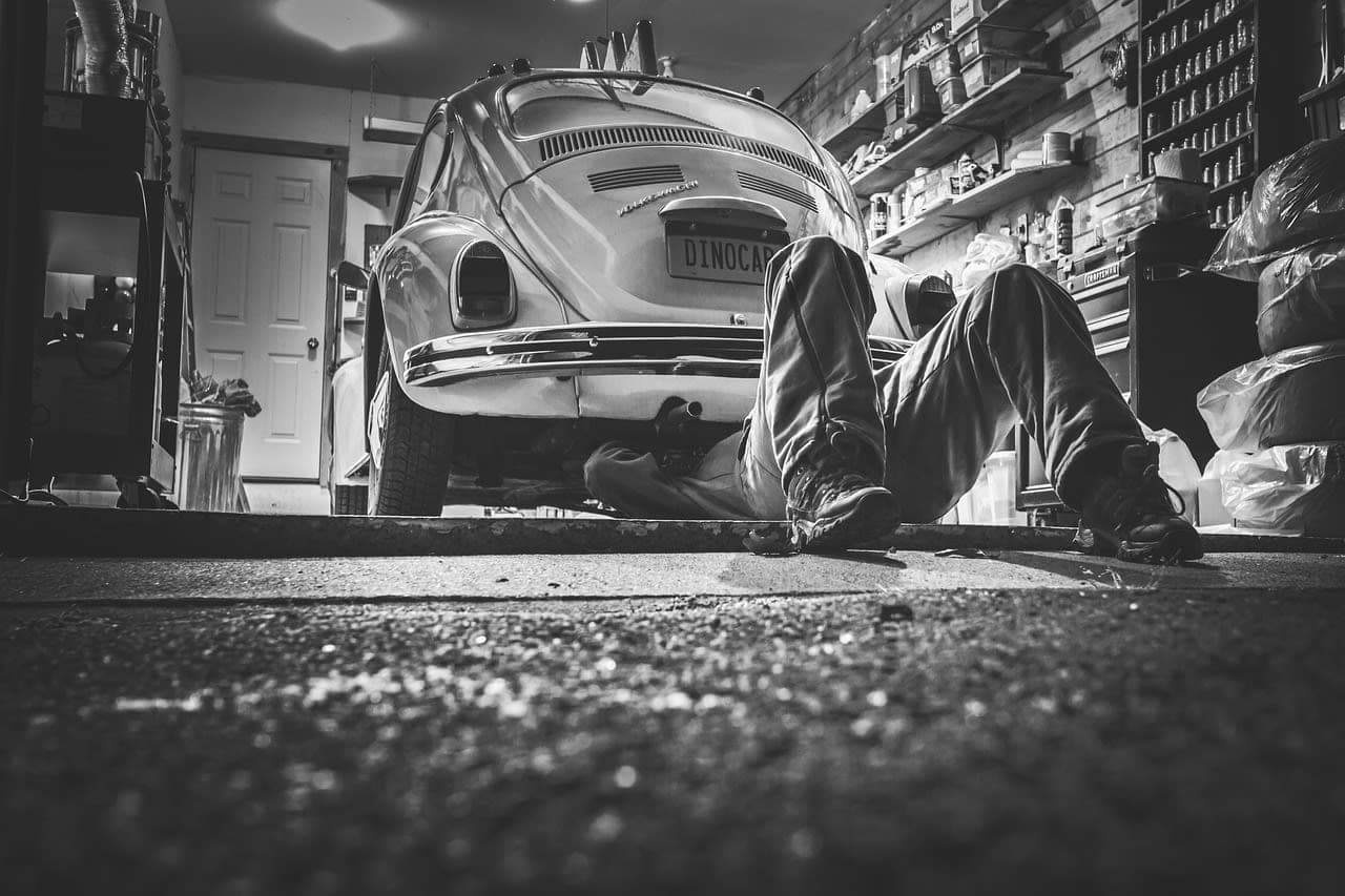ورشة تدريب مهني في ألمانيا German vocational training workshop young apprentice mechanic
