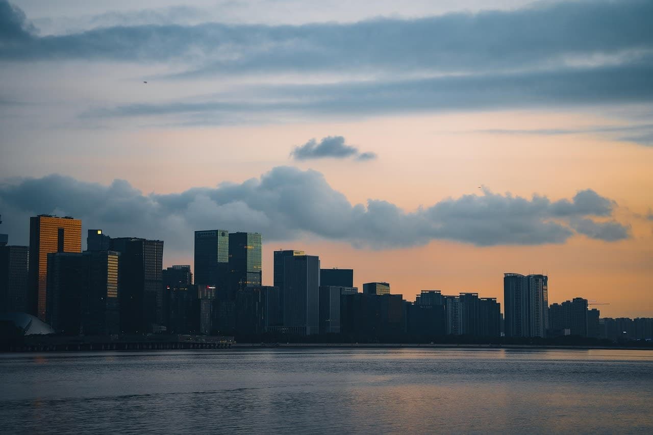 مع بداية التوقيت الصيفي، تمتد ساعات النهار في برلين بشكل ملحوظ Berlin sunrise morning city skyline spring