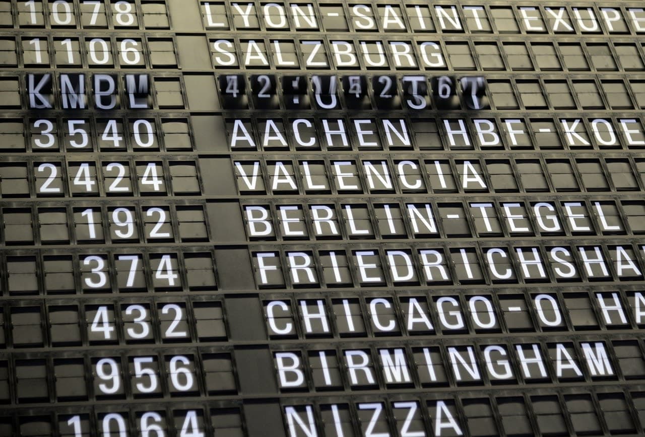Abflugtafel an einem deutschen Flughafen. Diesen Sommer koennten viele Verbindungen wegfallen airport departure board cancelled flights Germany