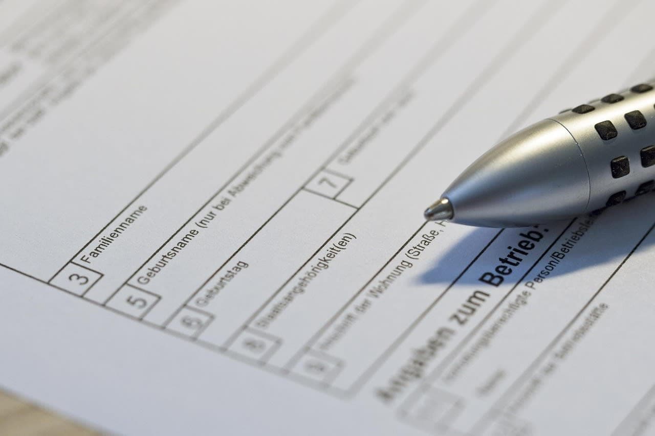 Fuer den WBS-Antrag werden Einkommensnachweise und der aktuelle Mietvertrag benoetigt german official documents forms application bureaucracy paperwork