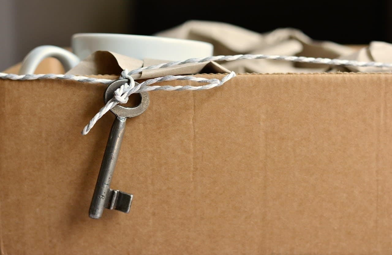 Umzugstag in Berlin. Die Uhr laeuft am Einzugsdatum an (Symbolbild) Berlin apartment moving boxes new flat key