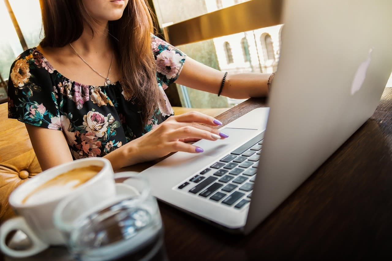 مهنيون من خارج الاتحاد الأوروبي يمكنهم الآن العمل في ألمانيا عبر مسار الخبرة person working at computer office Germany professional job