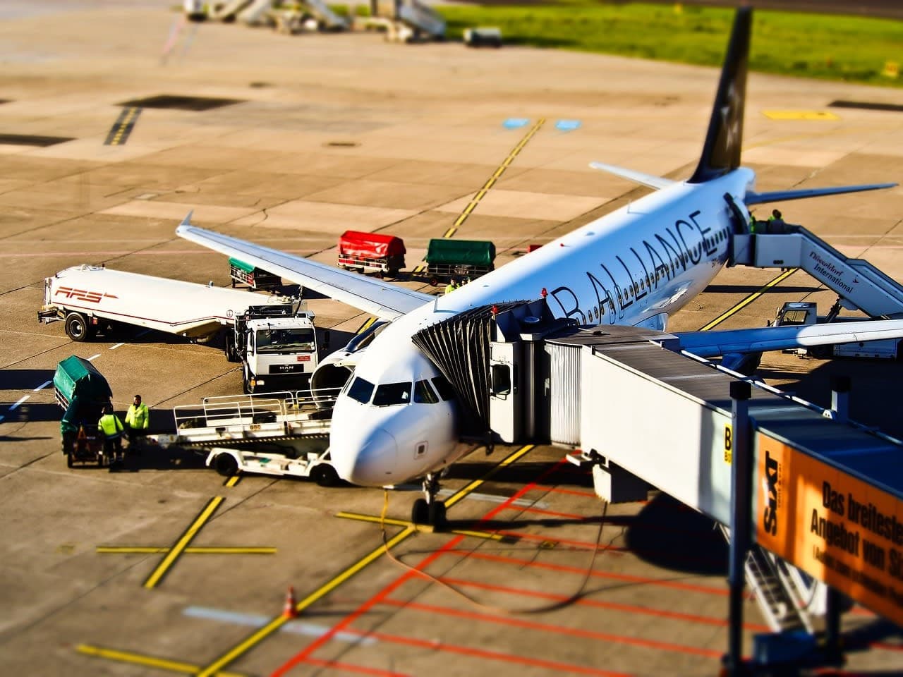 Sicherheitsdienste an Bundesflughaefen koennen unter den neuen Anwendungsbereich fallen airport security worker Germany shift