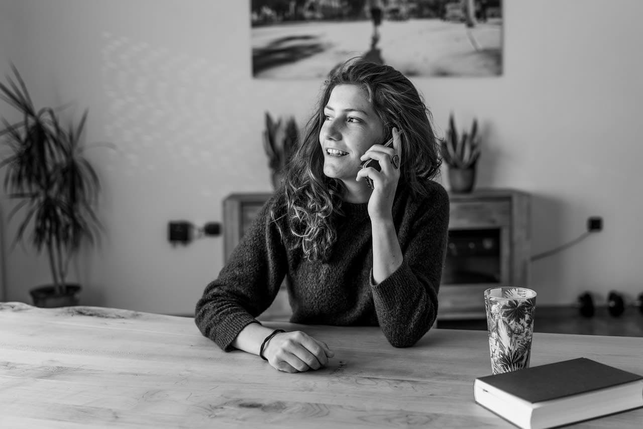 Die 116117 ist rund um die Uhr erreichbar person making phone call healthcare appointment Germany