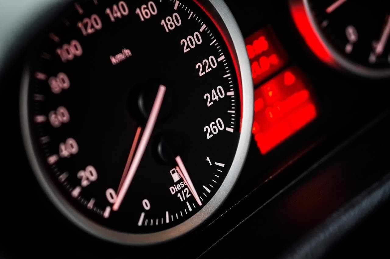 استخدام تطبيقات تحذير الرادار أثناء القيادة مخالفة قانونية في ألمانيا car dashboard smartphone driving germany