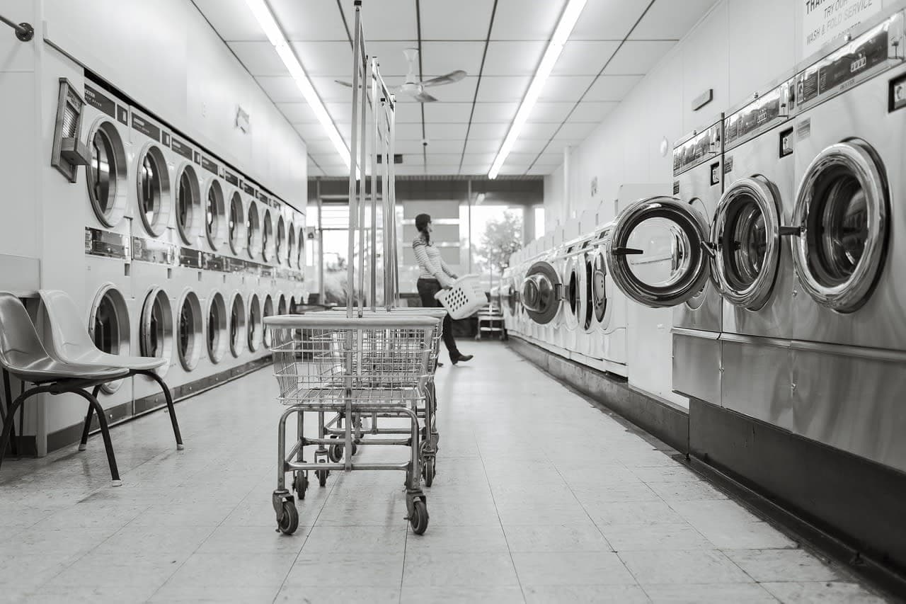 Kuenftig sollen Hersteller zur Bereitstellung von Ersatzteilen verpflichtet sein washing machine repair technician spare parts home appliance