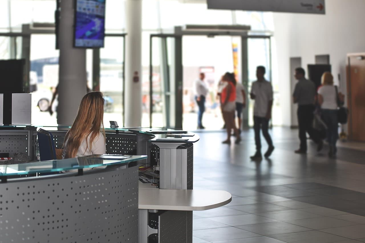 قاعة انتظار في أحد Buergeraemter برلين (أرشيفية) Berlin Buergeramt waiting room reception desk people