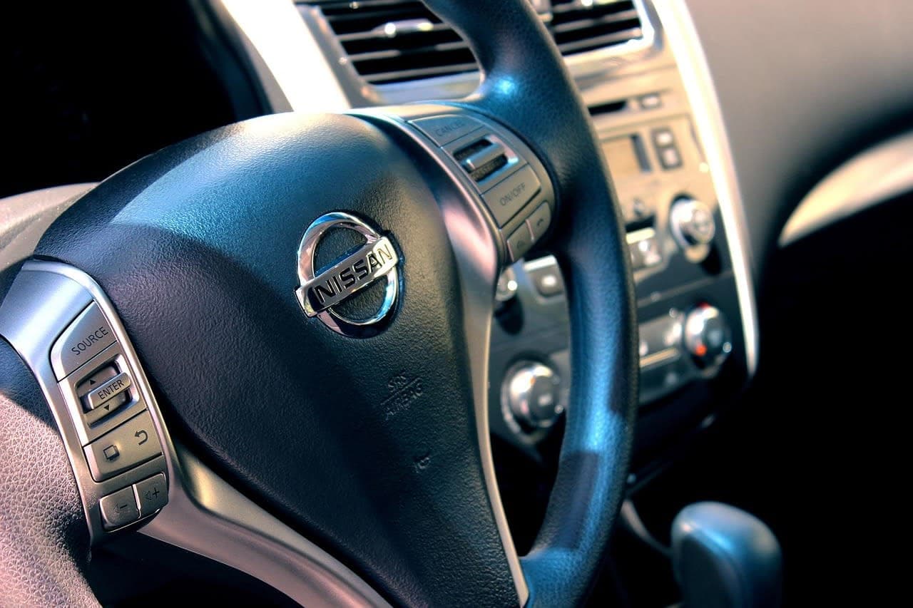 Blitzer-Warn-Apps während der Fahrt sind in Deutschland verboten car dashboard smartphone driving germany