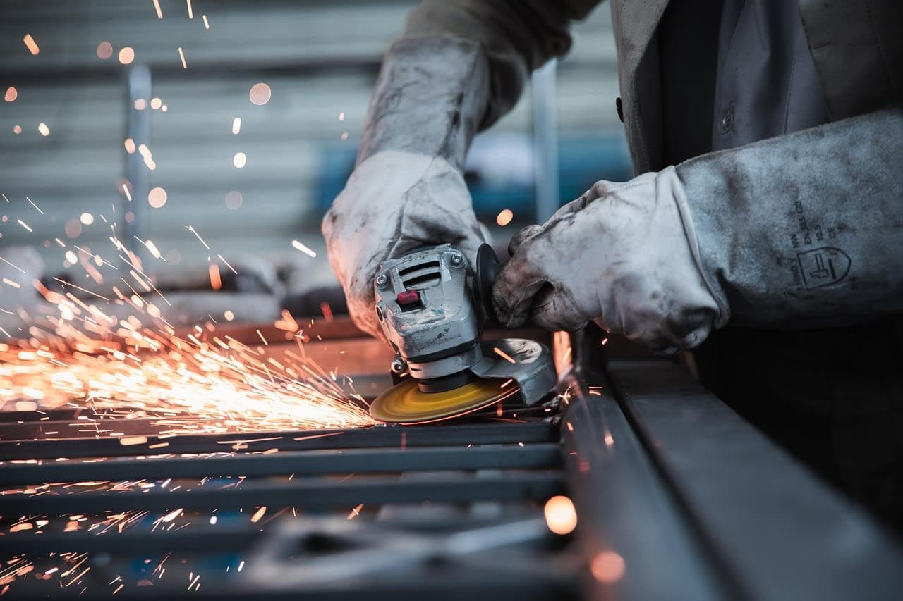 التدريب المهني في ألمانيا يجمع بين العمل العملي والدراسة النظرية German vocational training workshop apprentice tools workplace