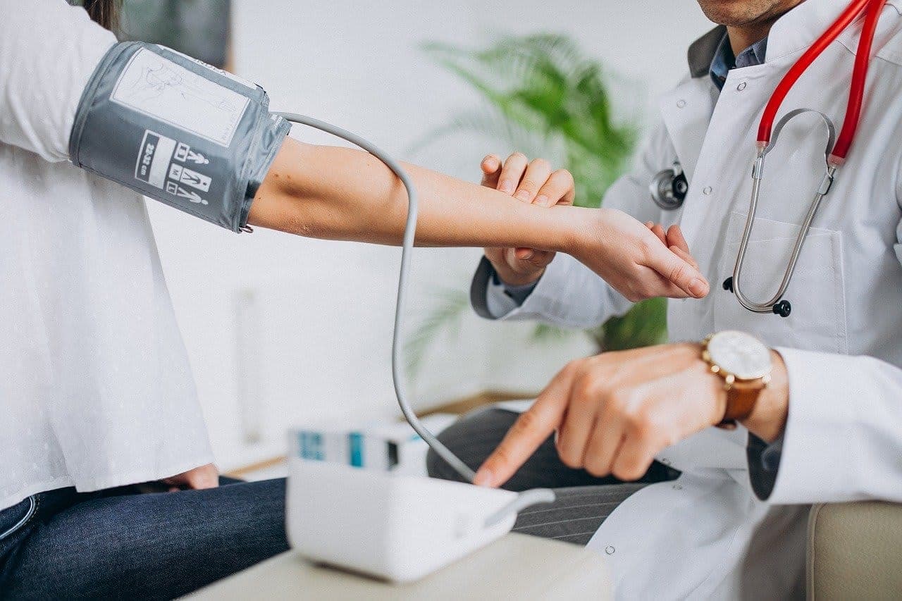 Der Hausarzt ist die erste Anlaufstelle für alle Vorsorgeuntersuchungen doctor patient consultation medical office Germany healthcare