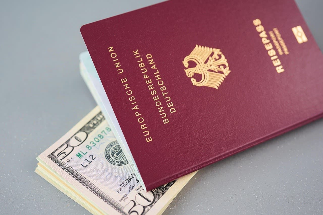 Seit 2024 ist Mehrstaatigkeit bei der Einbürgerung in Deutschland erlaubt German passport Reisepass Personalausweis Einbürgerung citizenship