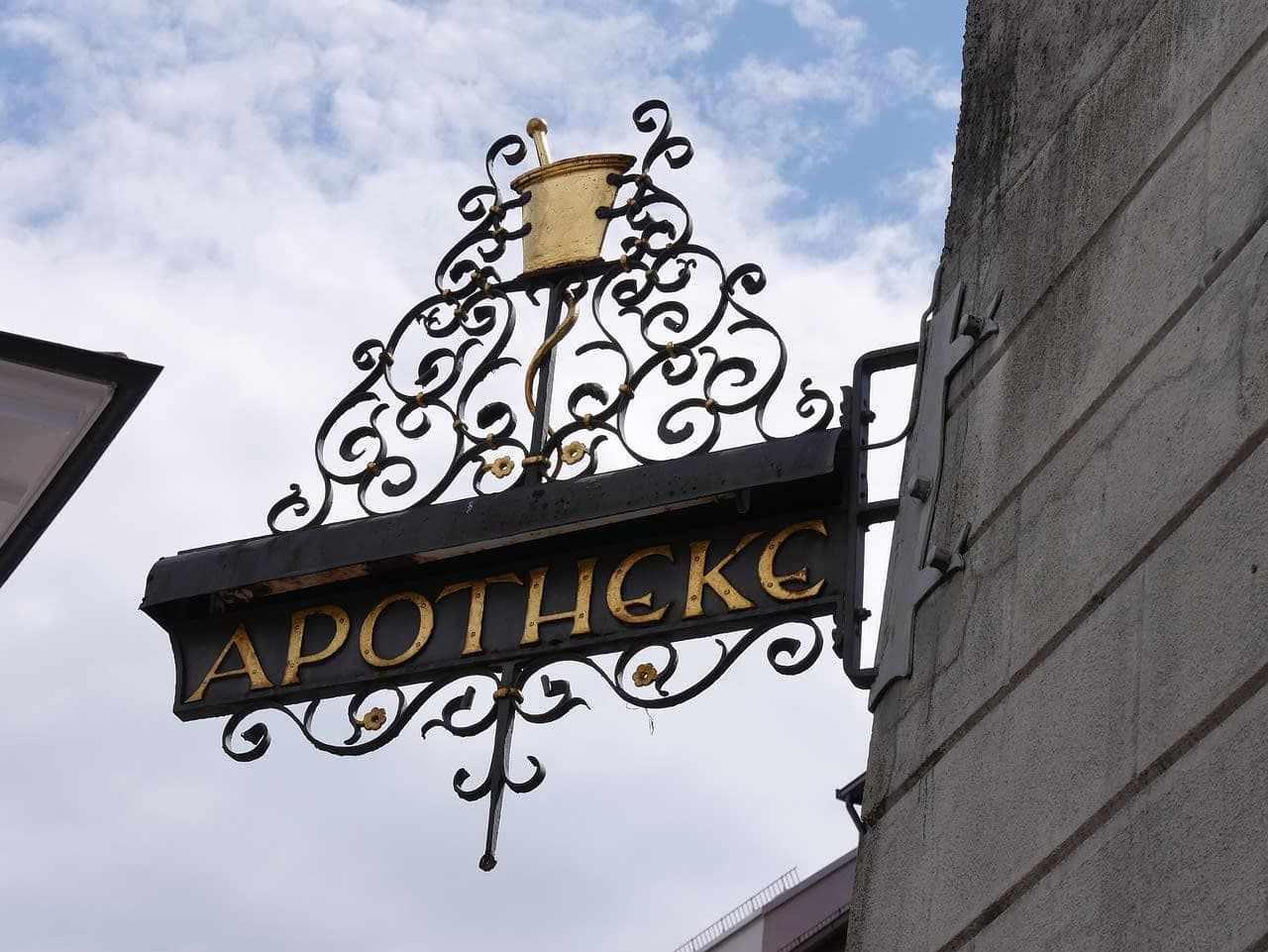 Tausende Apotheken blieben heute im Rahmen des Protesttags geschlossen German pharmacy Apotheke sign red A symbol