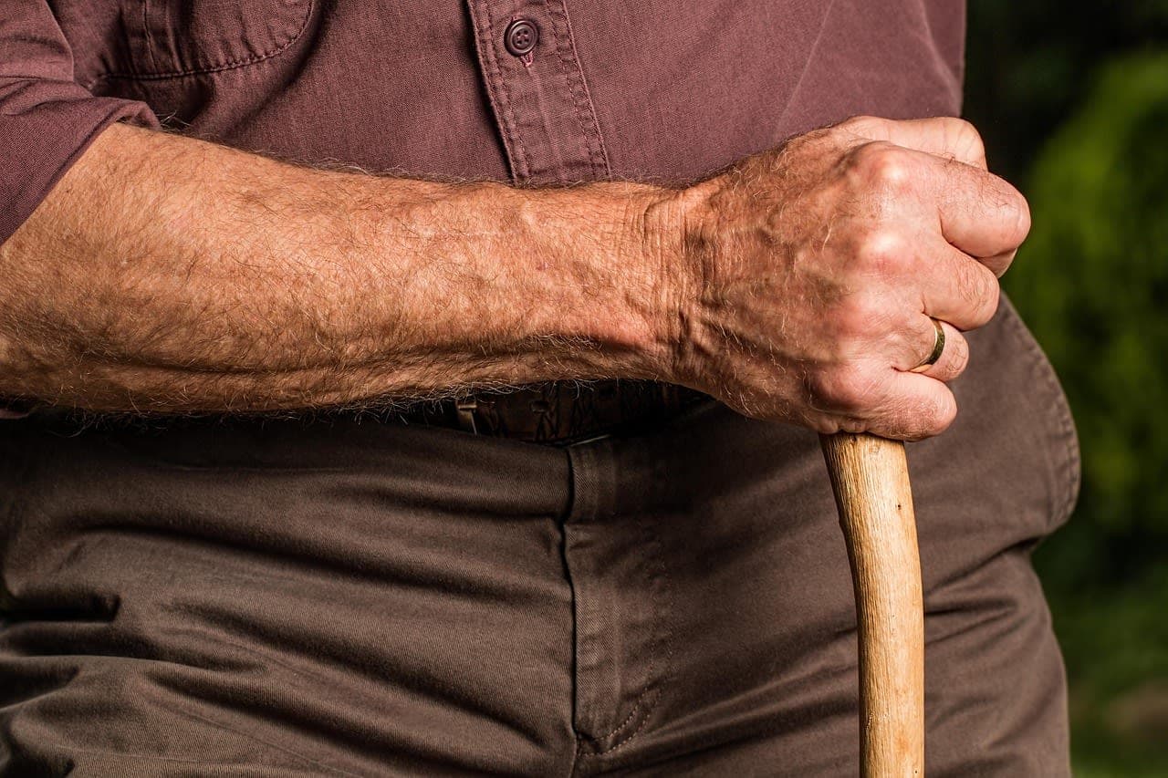Rentenansprueche bleiben auch nach einem Umzug ins Ausland bestehen, sofern die Mindestversicherungszeit erfuellt ist retirement pension savings elderly planning future finance