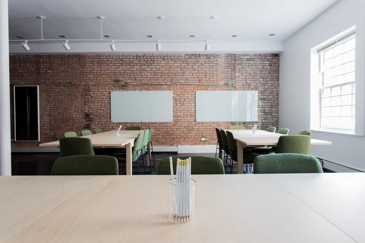 Die Wartezeit auf einen Therapieplatz betraegt in Deutschland durchschnittlich drei bis sechs Monate psychotherapy waiting room empty chairs Germany