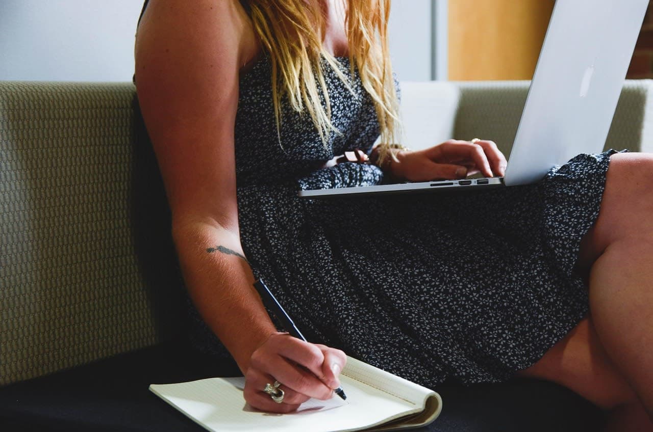 العمل من المنزل كخيار لتوفير تكاليف التنقل person working from home laptop Germany apartment