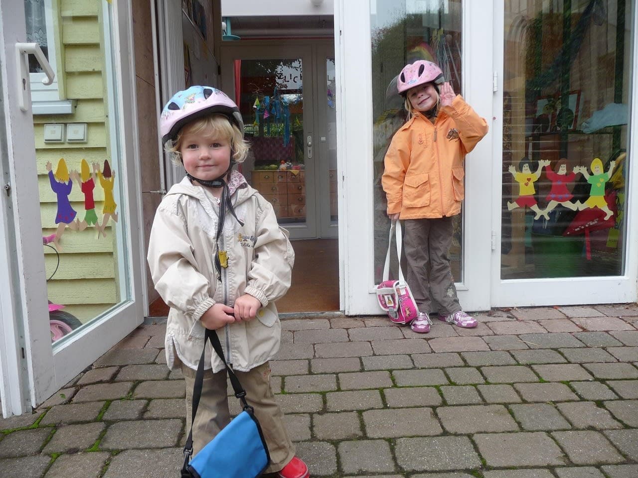 Kita-Gruppe in Deutschland kita kindergarten germany children educator indoor