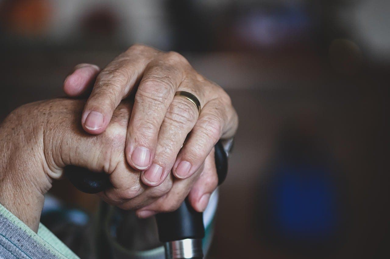 Die Pflegeausbildung verbindet theoretischen Unterricht mit praktischer Arbeit in Pflegeeinrichtungen nursing care worker elderly home Germany training uniform