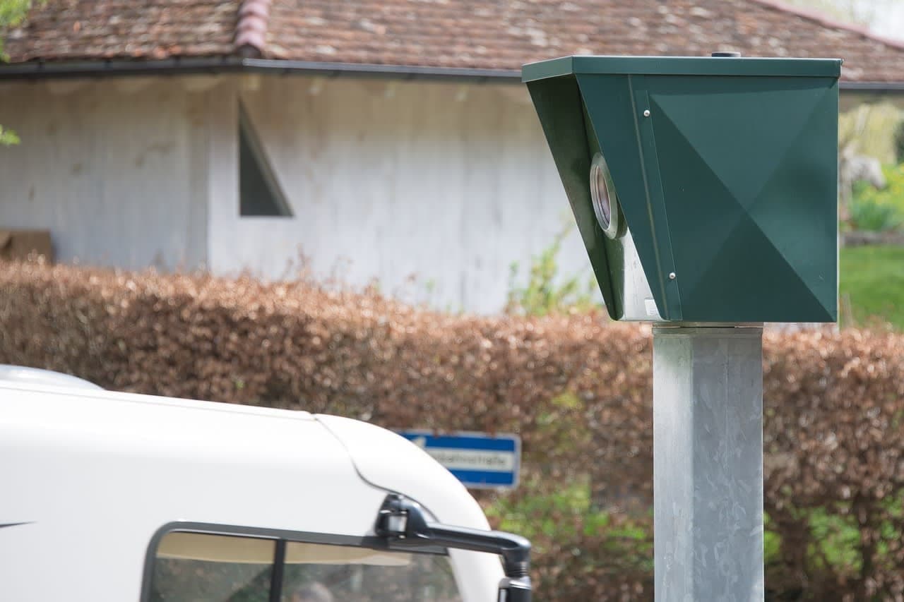 Mobile Geschwindigkeitskontrolle während der Blitzermarathon-Woche in Deutschland german speed camera radar control street