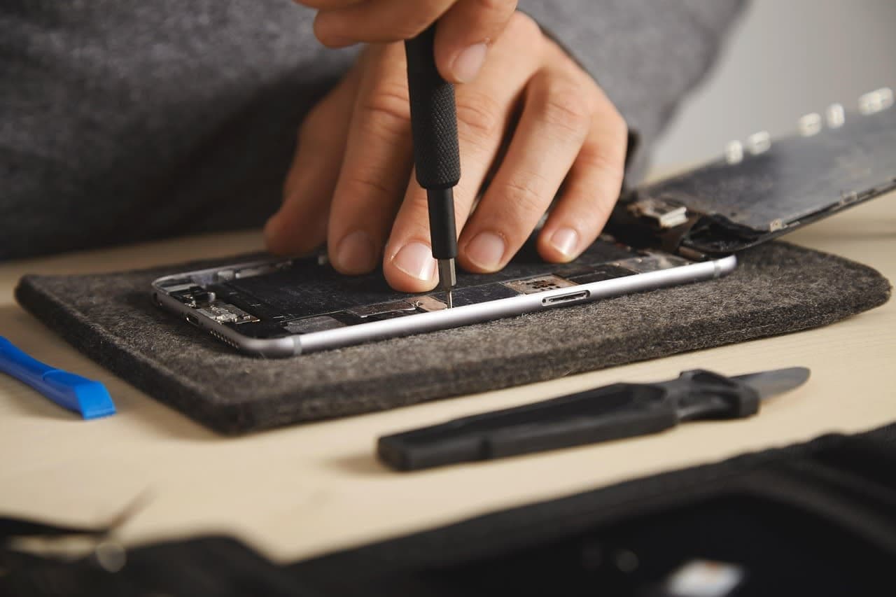 الإصلاح بدلاً من الاستبدال: قطع الغيار ستصبح حقاً قانونياً smartphone repair technician replacing screen spare parts tools