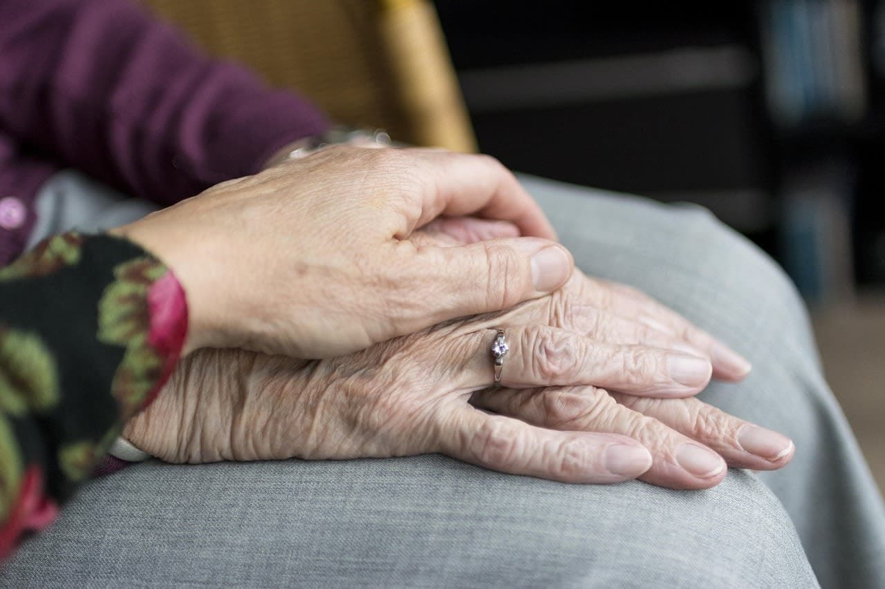 رعاية كبار السن في المنزل: حق قانوني لا يعرفه كثيرون elderly care home family support germany