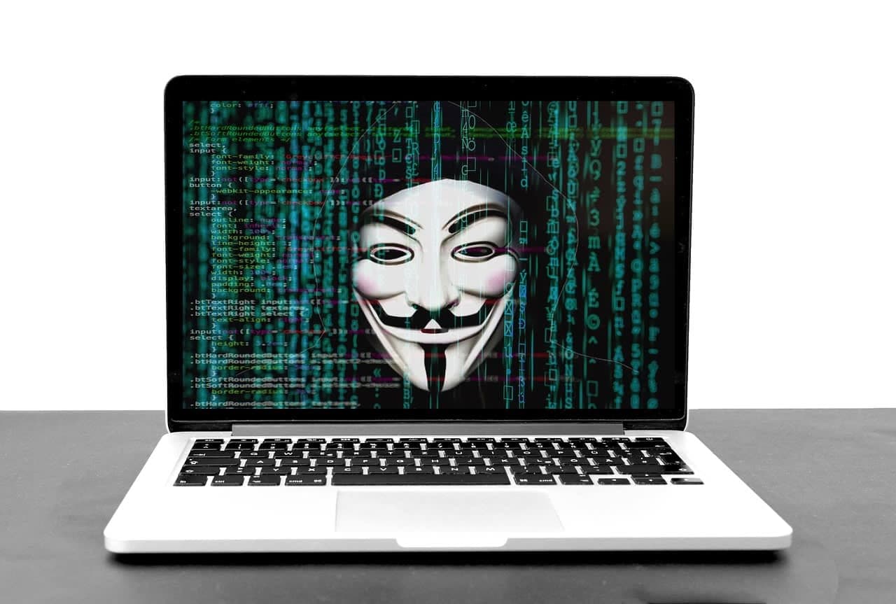 Gefaelschte QR-Links sind das Kernstueck des Angriffs phishing warning fake QR code scam awareness cybersecurity