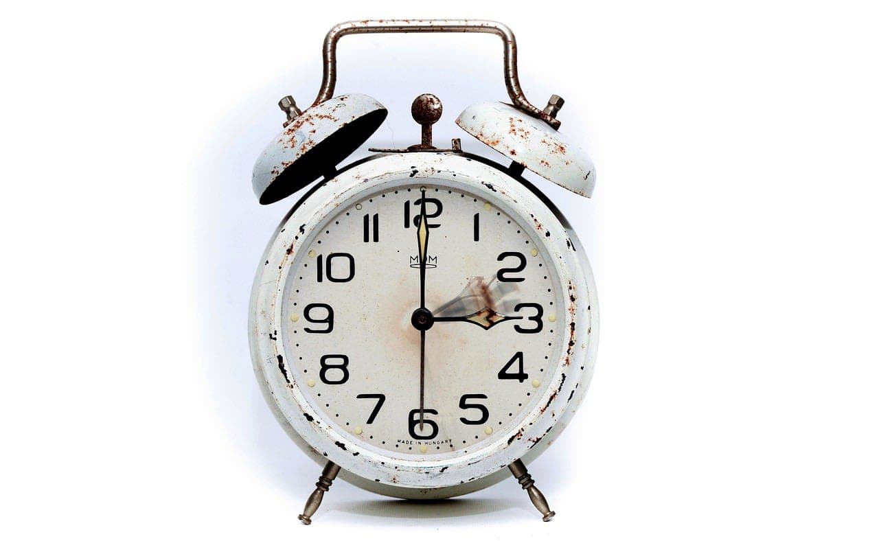 الساعات التقليدية تحتاج تقديماً يدوياً ساعة واحدة للأمام analog clock hands being adjusted forward spring time change