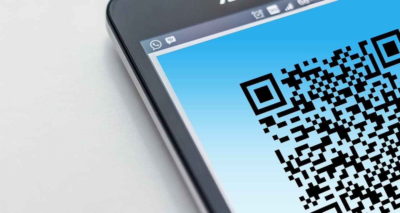 رموز QR المزيّفة هي الأداة الأساسية لهذا الهجوم QR code phishing scam warning mobile phone screen