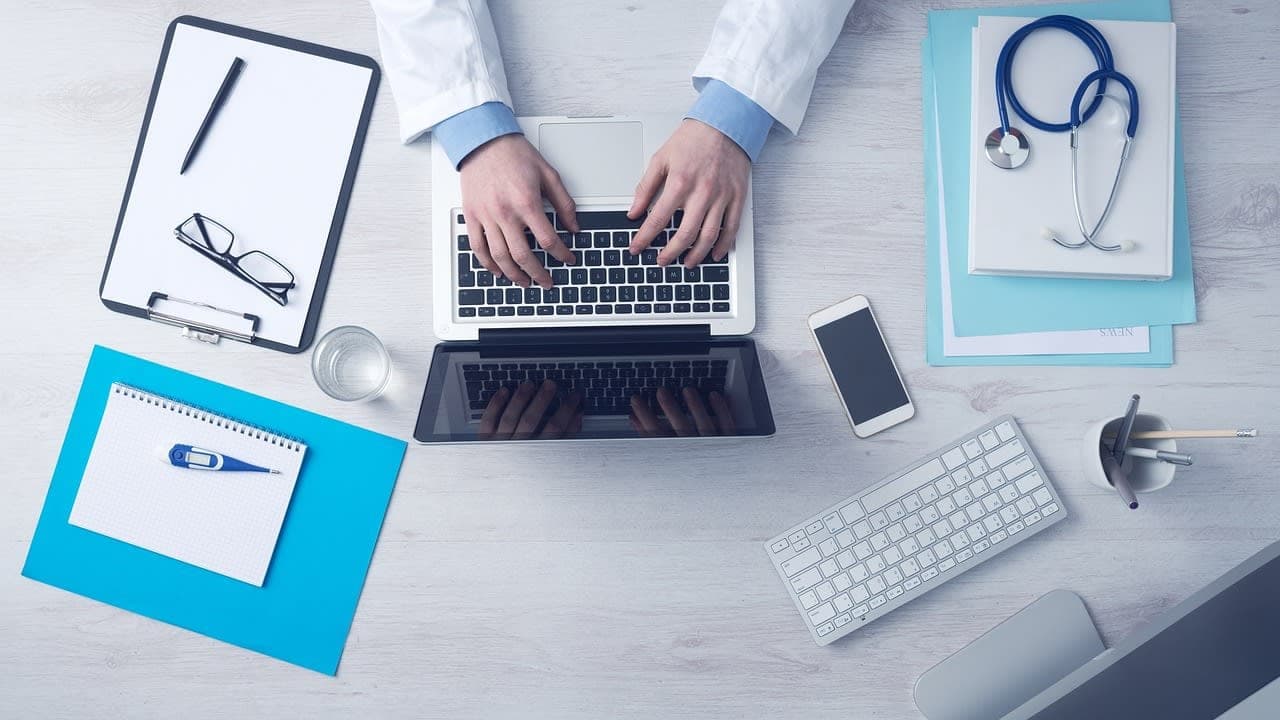 Aerzte koennen die Medikamente kuenftig als Off-label-Verschreibung auf Kassenrezept verordnen german medical practice doctor consultation healthcare office
