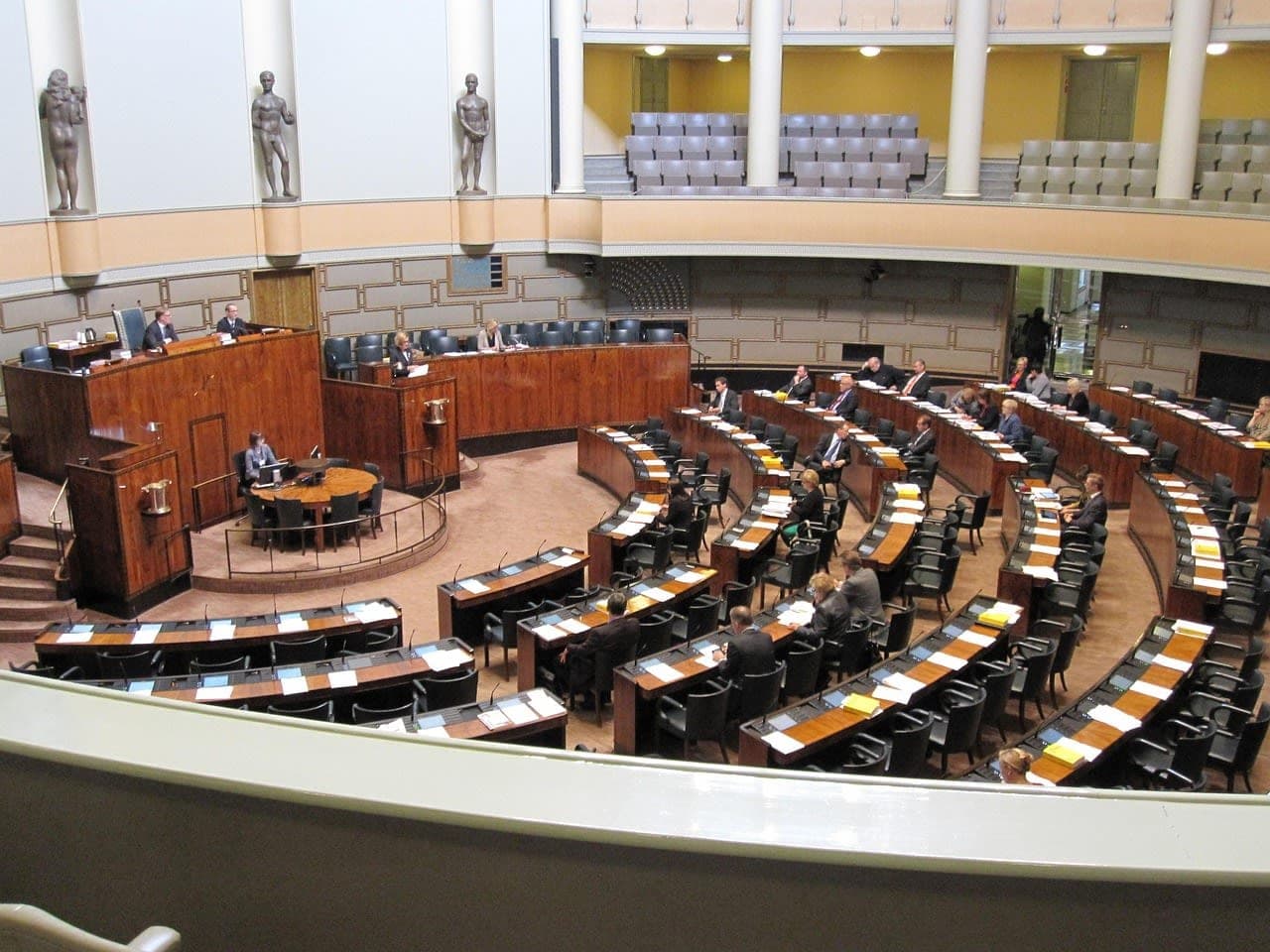 جلسة البرلمان الأوروبي التي أقرّت الإطار القانوني لمراكز الترحيل European Parliament plenary session voting migration policy 2026