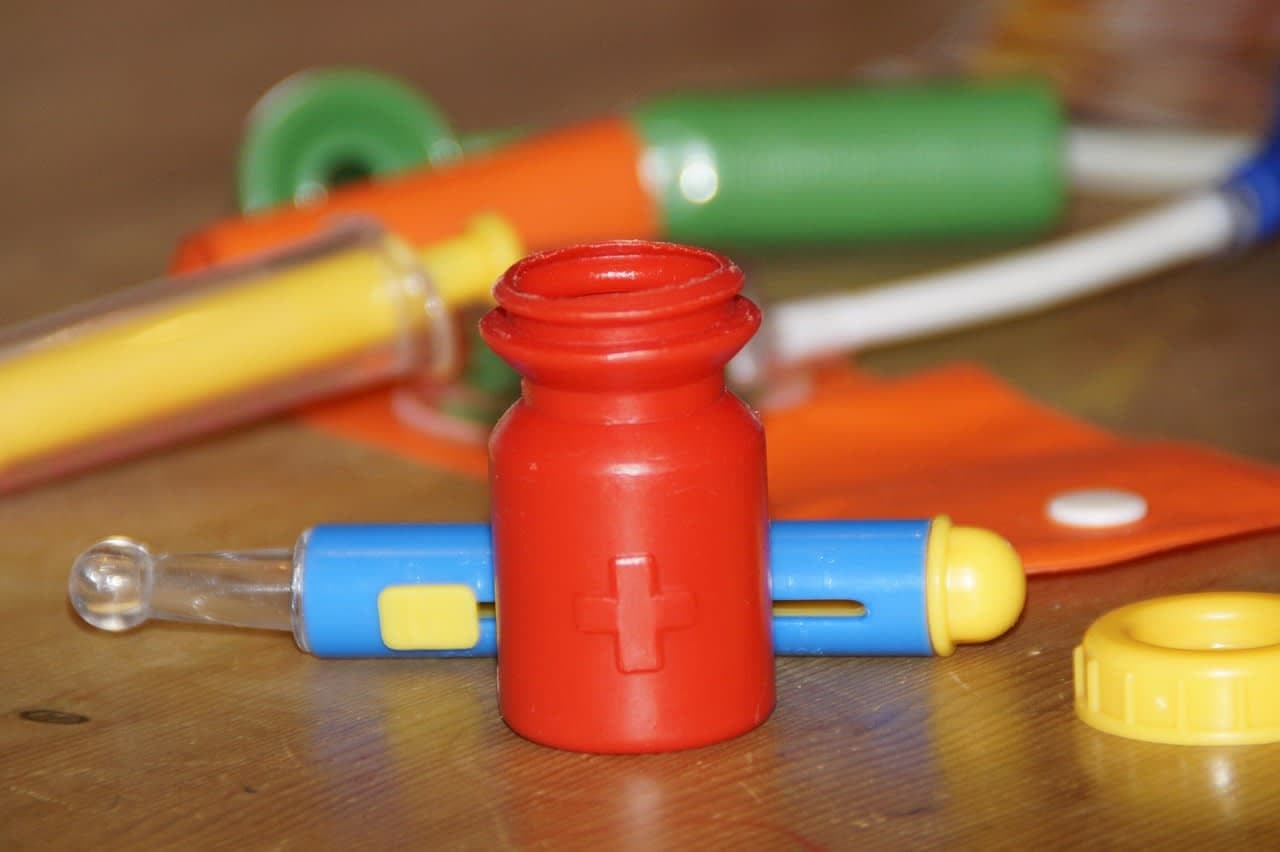 فحص Prick-Test عند طبيب الحساسية: مغطّى بالكامل من التأمين القانوني child allergy test pediatrician doctor