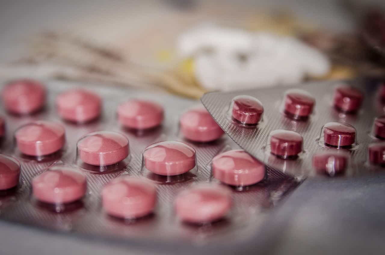 توقيت الدواء: ساعة على الأقل قبل أو بعد وجبة غنية بالألياف pill blister pack and glass of water on nightstand morning light
