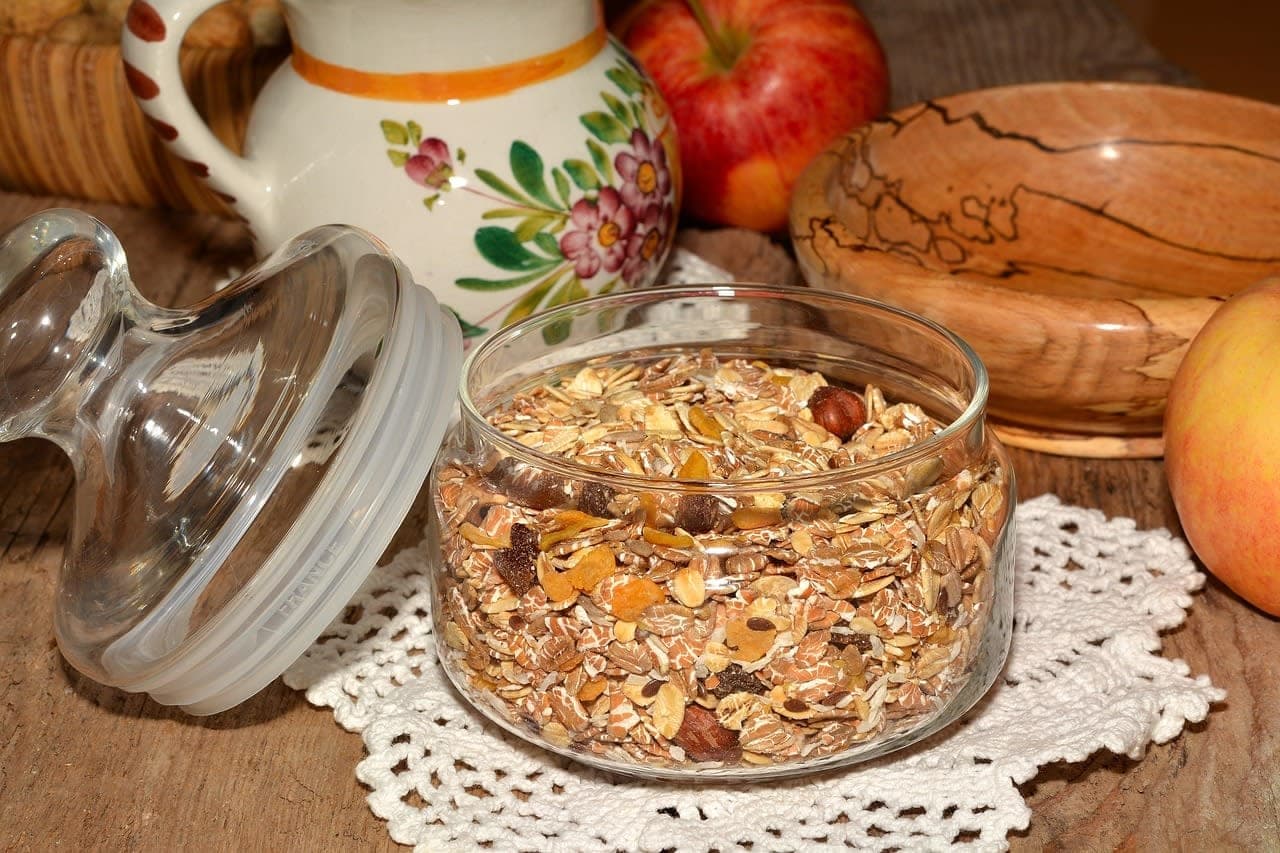 مكونات المطبخ العربي تحمل الأرقام التي يبحث عنها المتابعون على تيك توك red lentils oats bulgur almonds dates arranged on kitchen table
