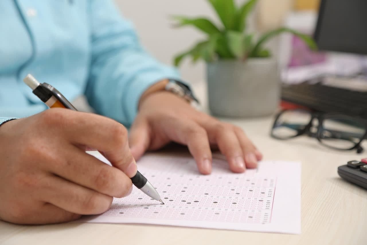 تجهيز الوثائق مسبقاً يختصر أسابيع من الانتظار person filling out official german application form paperwork