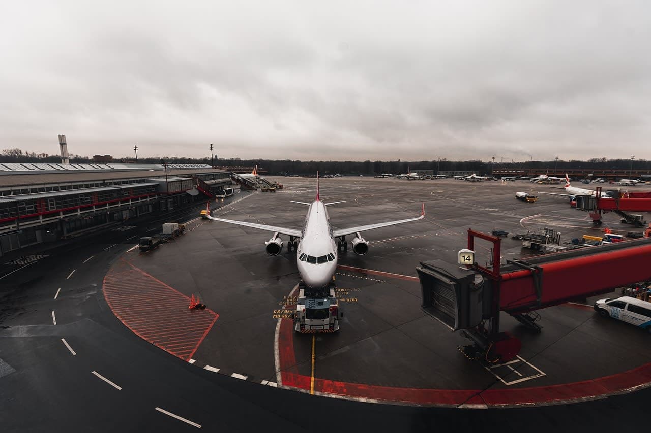طائرات متوقفة على المدرج. سيناريو قد يتكرر في المطارات الألمانية airplane grounded parked airport tarmac fleet