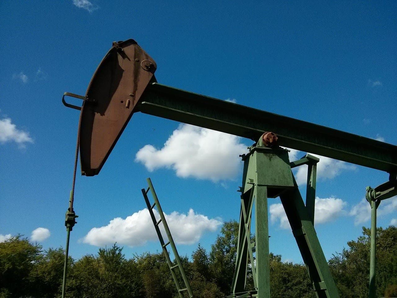 زيت التدفئة ارتفع بنحو 50 بالمئة هذا العام heating oil tank residential Germany winter