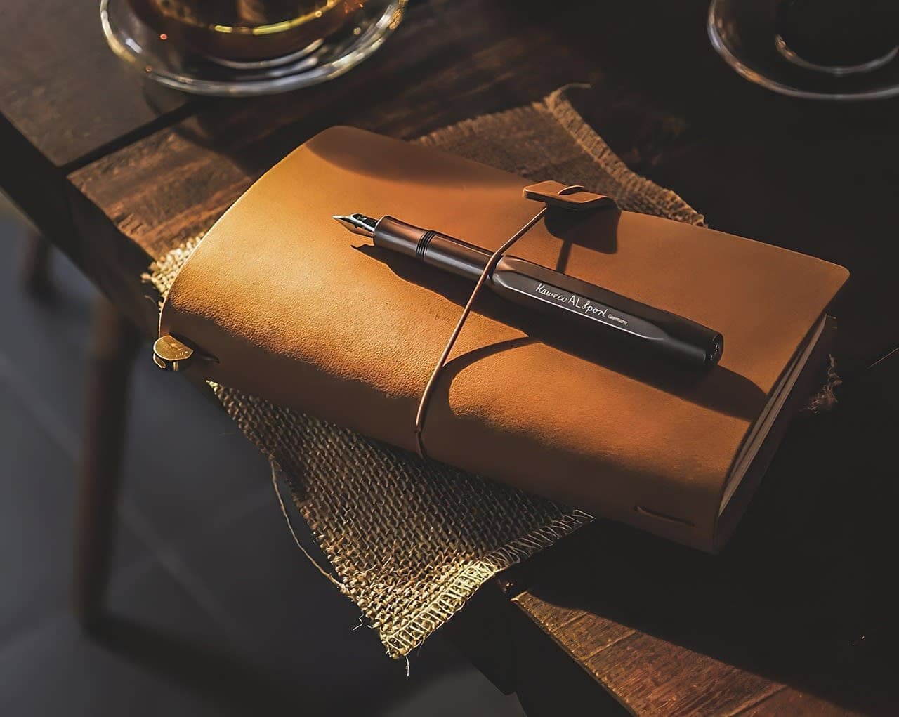 توثيق الحادثة خطوة أولى أساسية لحماية حقوقك person writing notes documentation form Germany office
