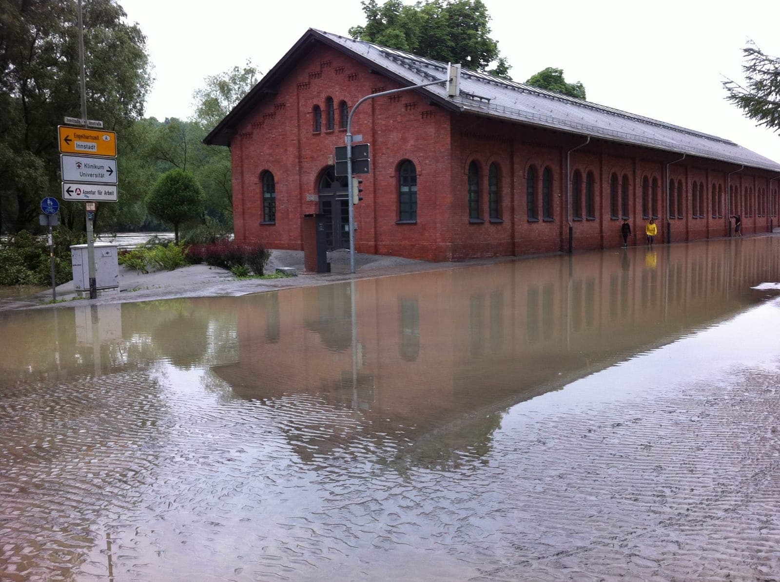 شارع غمرته المياه على جانب نهر Inn في Passau يوم 4 يونيو 2013. صورة أرشيفية لتوضيح خطر الفيضان.