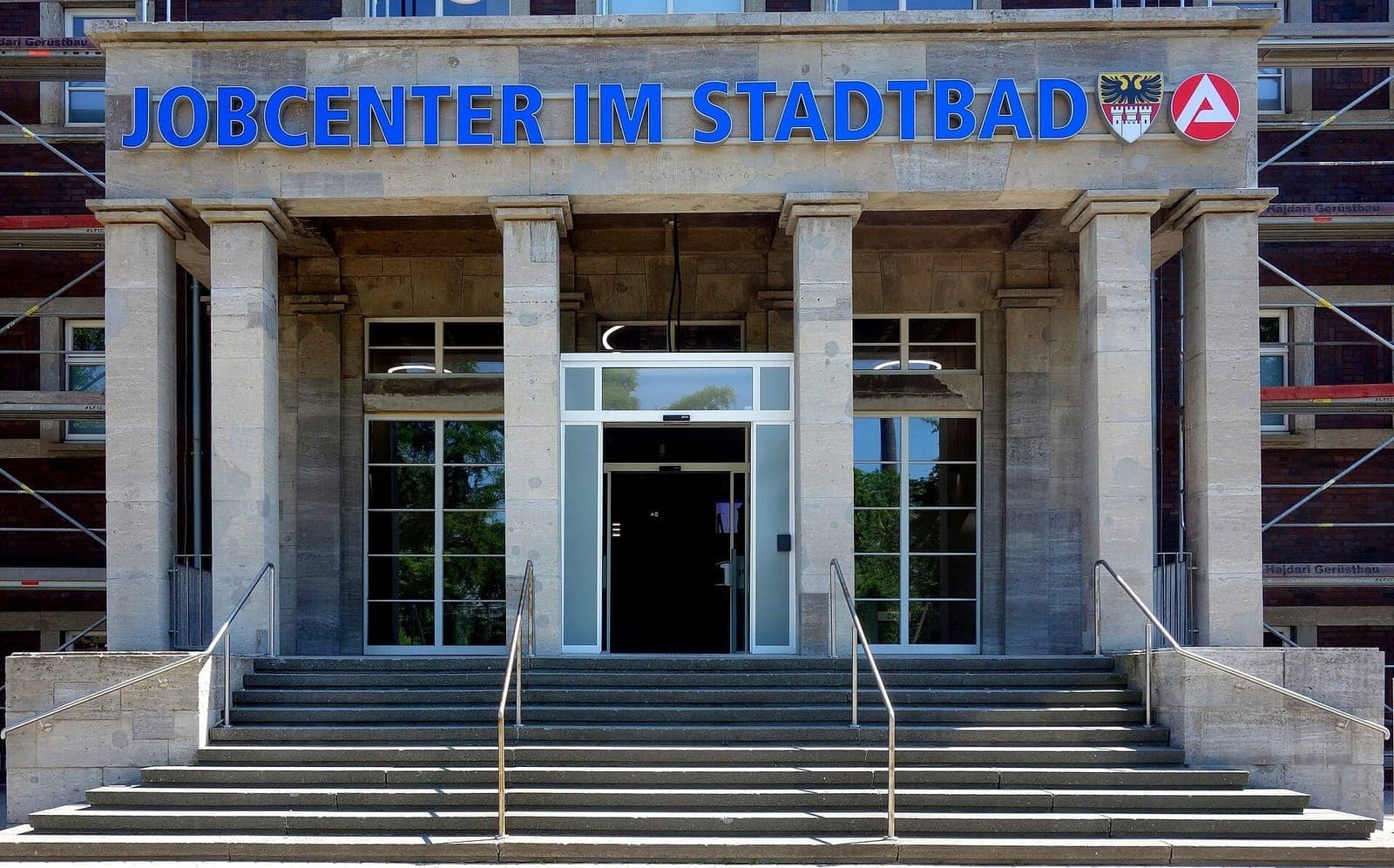 Eingang eines Jobcenters mit dem Schriftzug „Jobcenter im Stadtbad“ in Duisburg-Hamborn