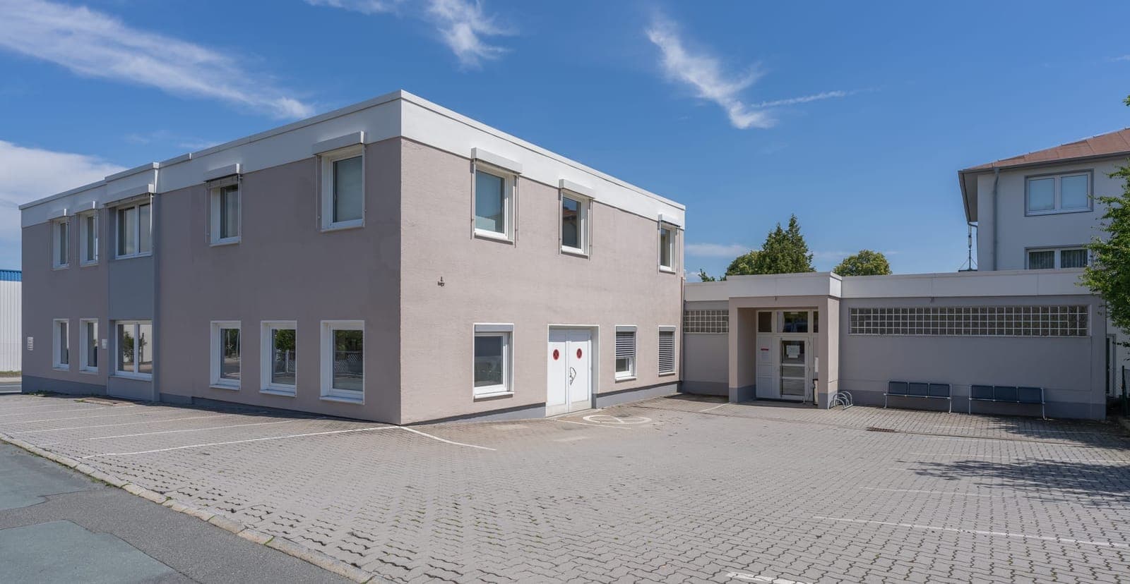 مبنى Familienkasse Bayern Nord في مدينة هوف مع المدخل وموقف السيارات