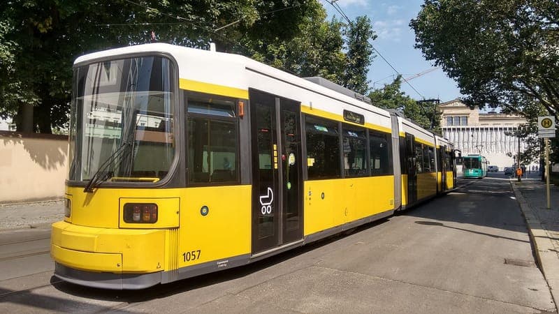 M1 verkürzt, Bahn spät | Morgen 1.8.