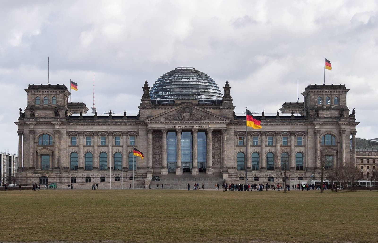 الواجهة الغربية لمبنى Reichstag في برلين، مقر البرلمان الألماني (Bundestag)