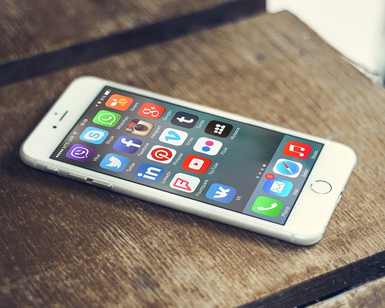 هاتف ذكي تظهر على شاشته أيقونات تطبيقات التواصل الاجتماعي