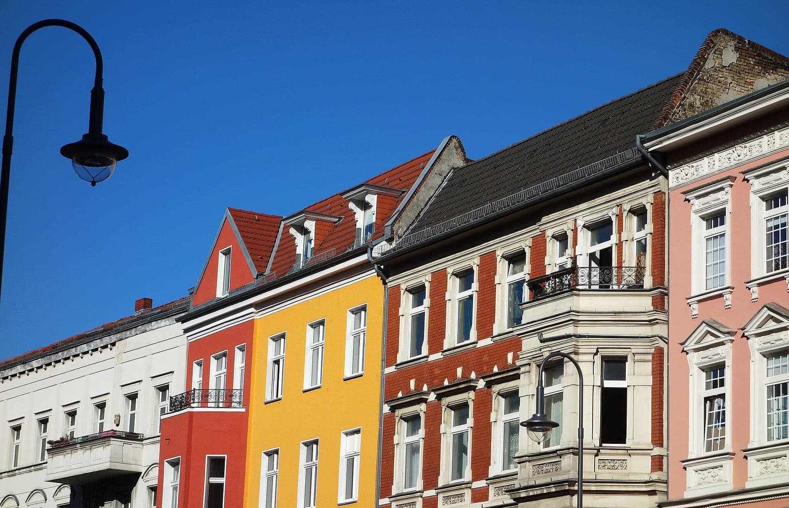 واجهات مبانٍ في شارع Karl-Marx-Straße في حي Neukölln في برلين