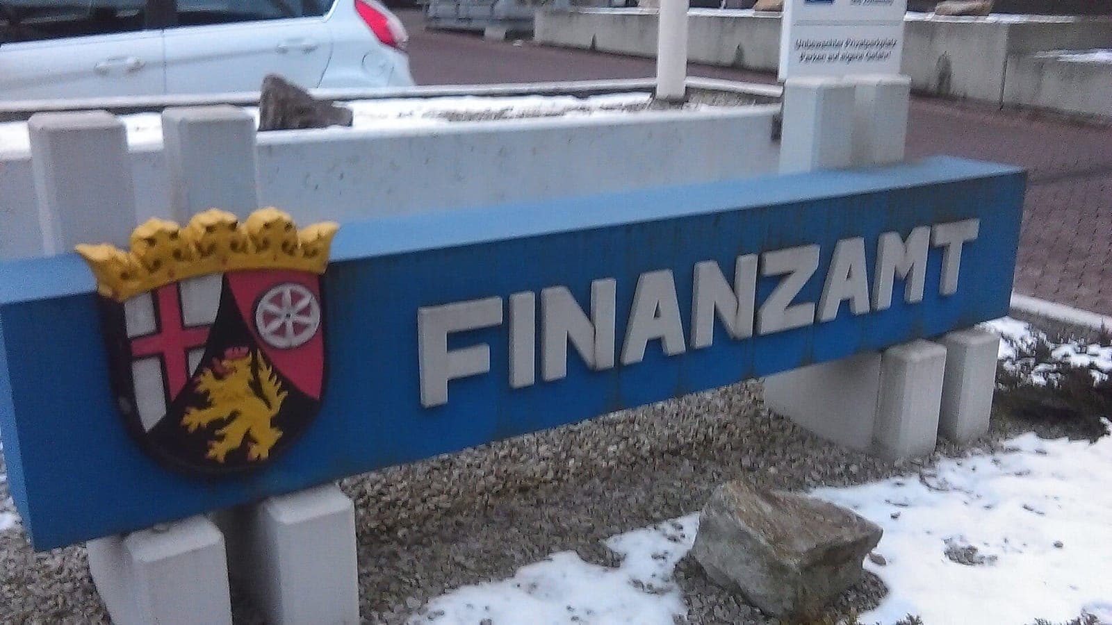 لافتة مكتب الضرائب (Finanzamt) في ولاية راينلاند بفالتس