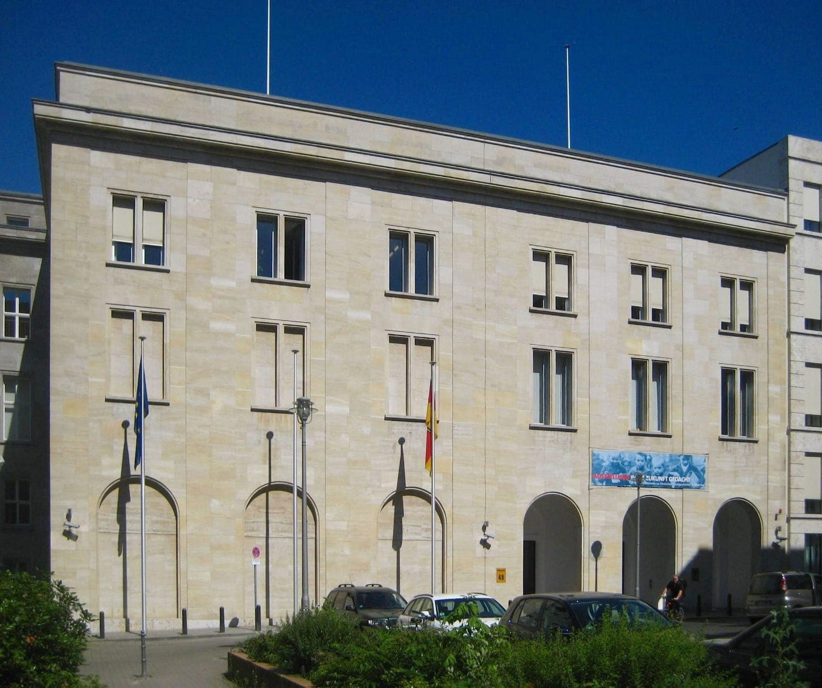 Haupteingang des Bundesministeriums für Arbeit und Soziales an der Wilhelmstraße in Berlin. Archivbild der Behörde, die Informationen zur Teilzeitarbeit bereitstellt.