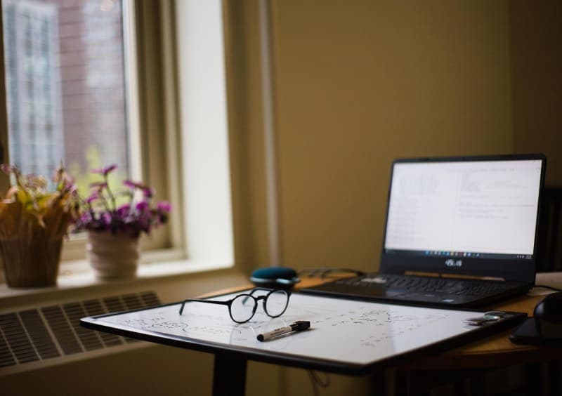 Elster-Registrierung: Zwei Wochen Vorlauf einplanen person registering on Elster tax portal laptop German apartment