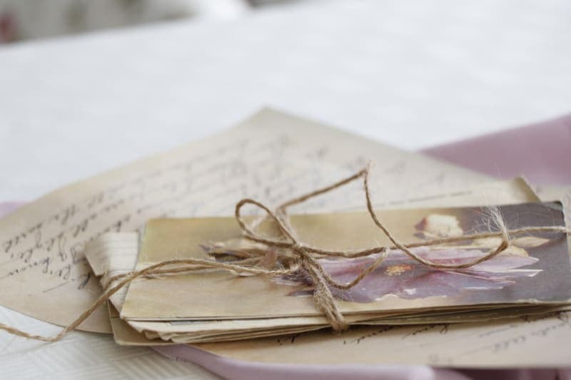 صورة توضيحية: كشف حساب الـ Nebenkosten كما يصل عادة بالبريد German apartment mailbox Nebenkostenabrechnung letter documents